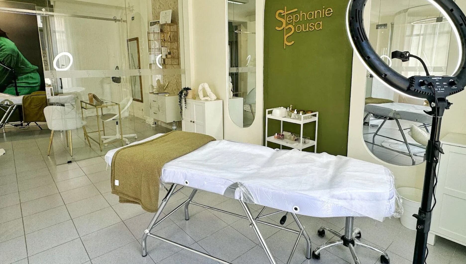 Interior elegante do Studio STS - Stephanie Sousa em Cartaxo, Santarém, PT, destacando mesa de estética.