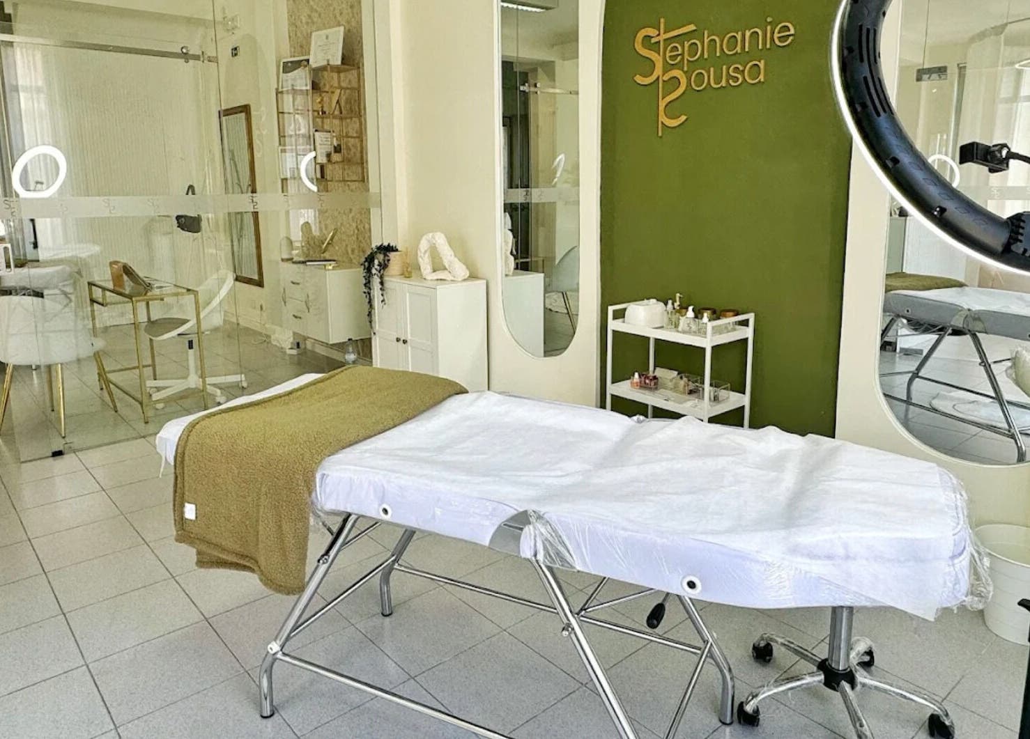 Interior elegante do Studio STS - Stephanie Sousa em Cartaxo, Santarém, PT, destacando mesa de estética.