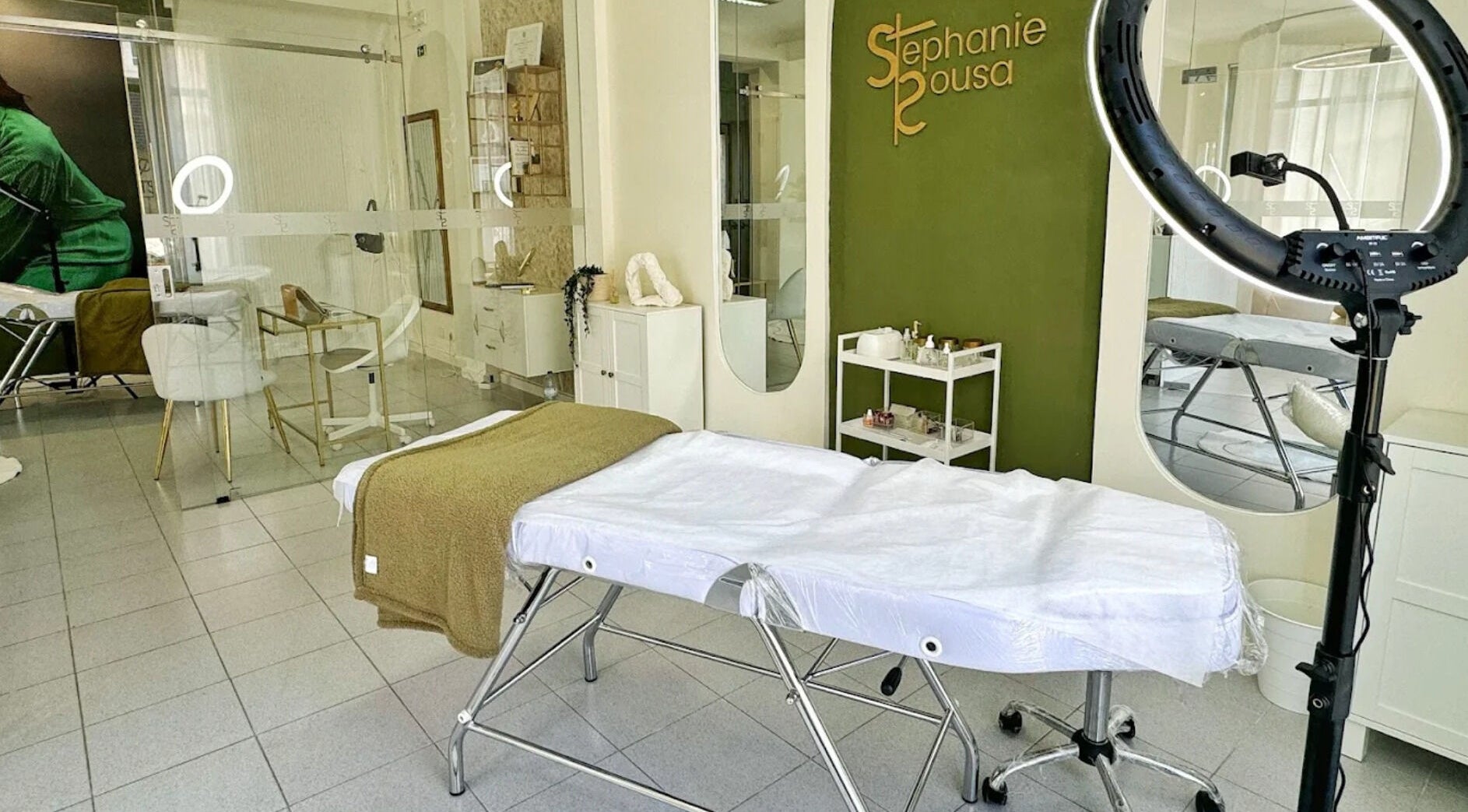 Interior elegante do Studio STS - Stephanie Sousa em Cartaxo, Santarém, PT, destacando mesa de estética.