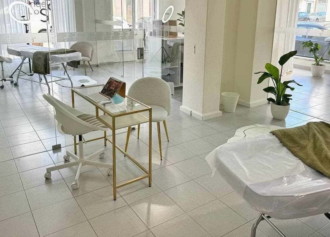 Interior moderno do Studio STS - Stephanie Sousa em Cartaxo, Santarém, PT com cadeiras e plantas.