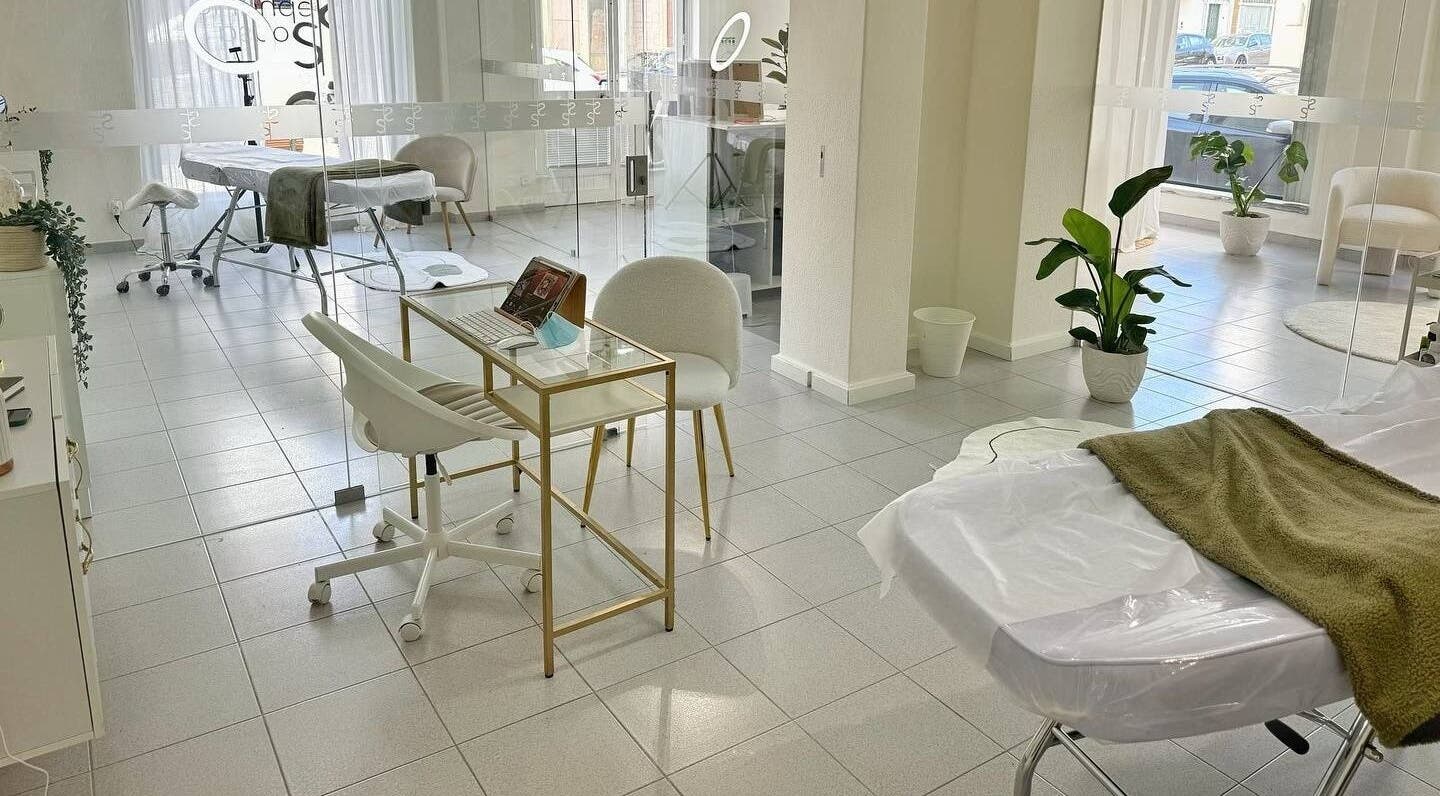 Interior moderno do Studio STS - Stephanie Sousa em Cartaxo, Santarém, PT com cadeiras e plantas.