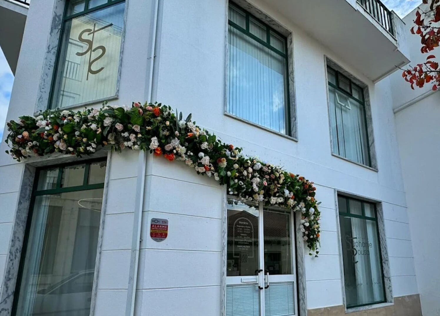 Fachada florida do Studio STS - Stephanie Sousa em Cartaxo, Santarém, PT, destacando logo elegante.