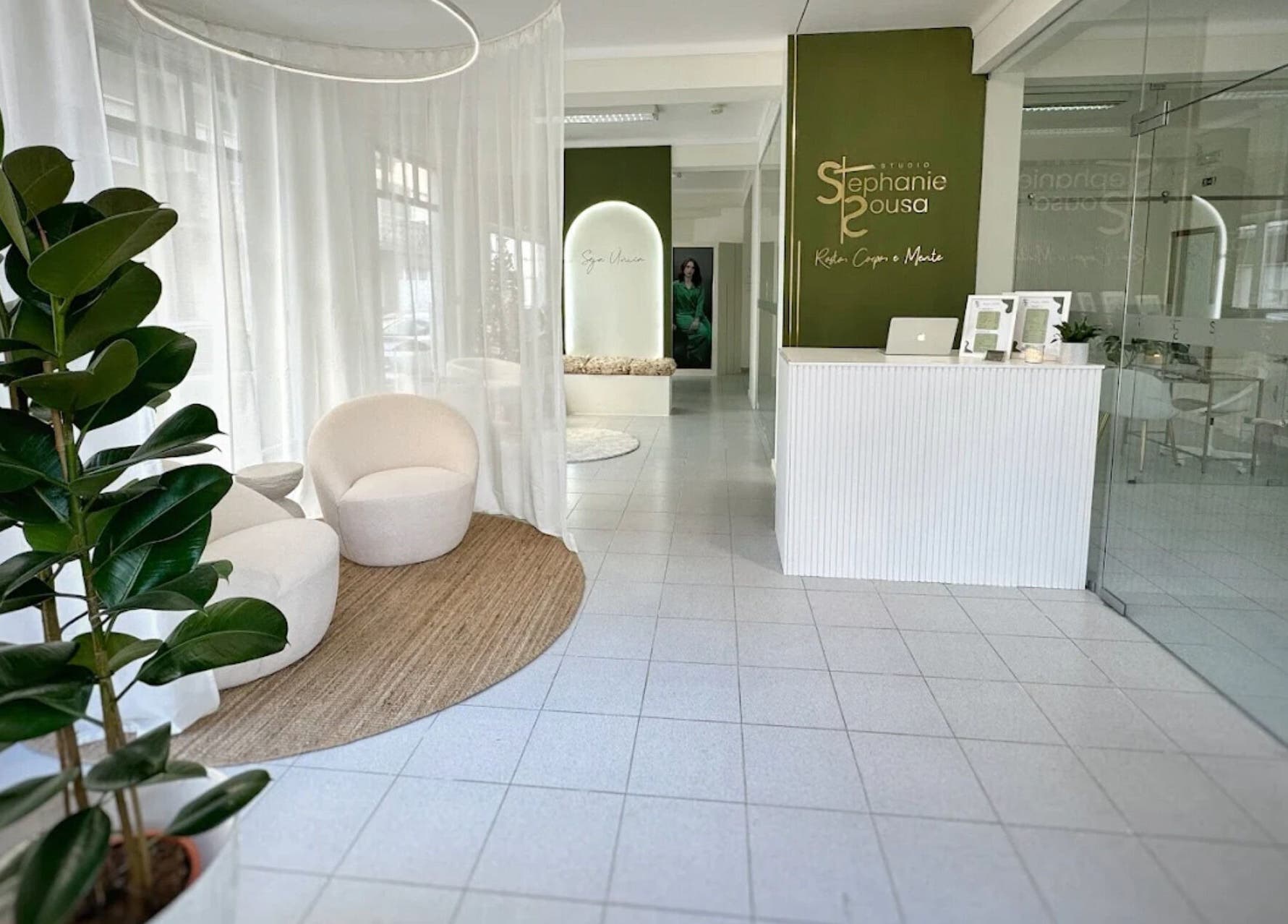 Recepção elegante do Studio STS - Stephanie Sousa em Cartaxo, Santarém, PT, com decoração moderna e sofisticada.