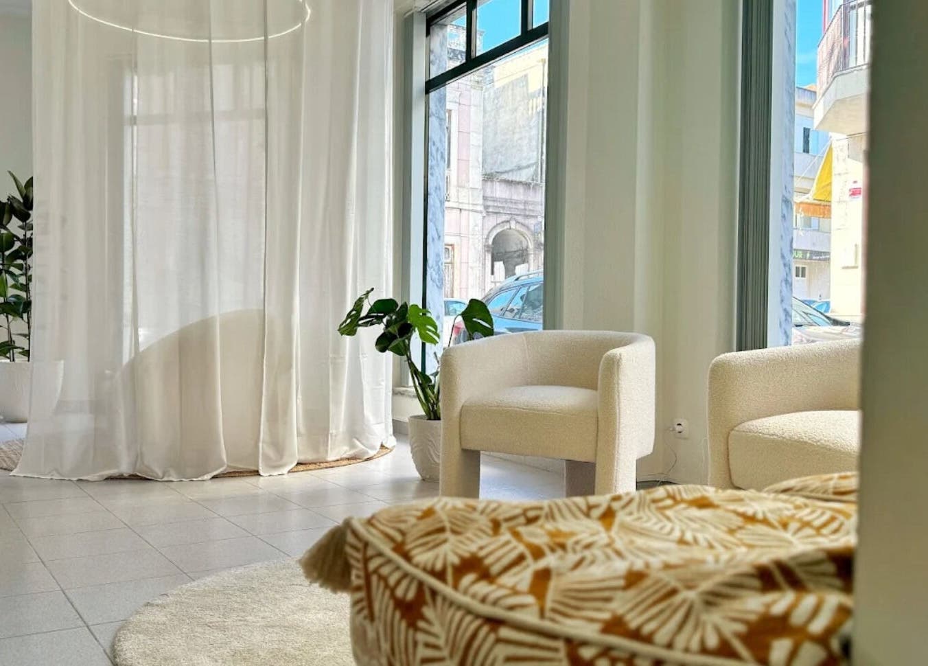 Sala de espera elegante no Studio STS - Stephanie Sousa, Cartaxo, Santarém, PT com poltronas confortáveis.