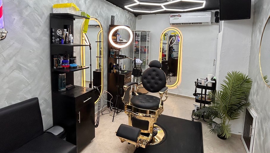 Silla dorada en salón Henry Cuts, Santiago De Los Caballeros, Santiago, DO. Ambiente moderno y acogedor.
