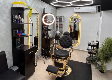 Silla dorada en salón Henry Cuts, Santiago De Los Caballeros, Santiago, DO. Ambiente moderno y acogedor.