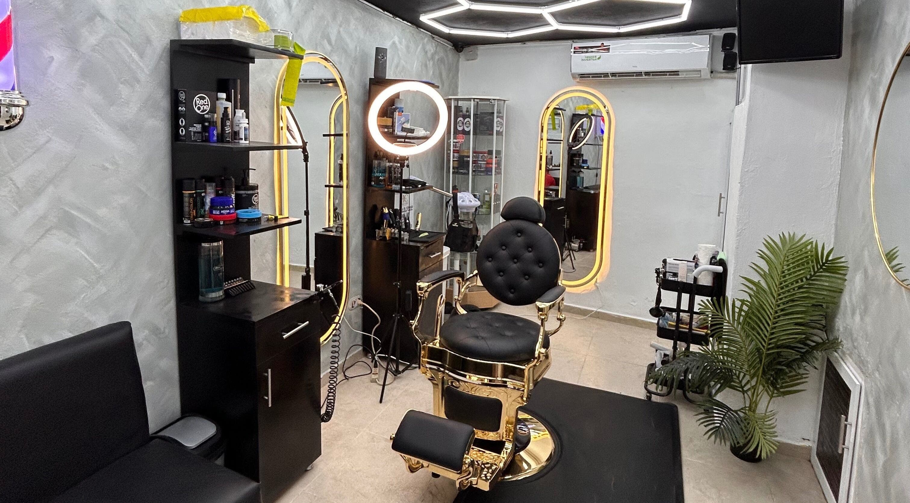 Silla dorada en salón Henry Cuts, Santiago De Los Caballeros, Santiago, DO. Ambiente moderno y acogedor.