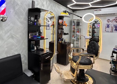 Interior moderno de Henry Cuts en Santiago De Los Caballeros, Santiago, DO, mostrando elegante silla de peluquería.