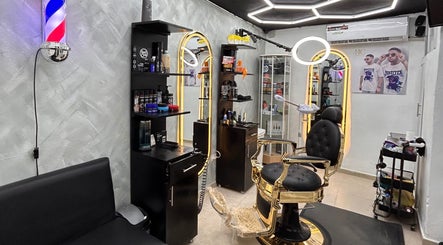 Interior moderno de Henry Cuts en Santiago De Los Caballeros, Santiago, DO, mostrando elegante silla de peluquería.