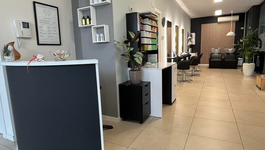 Interno moderno di EX Prestige Parrucchieri a Legnago, Veneto, IT, con posti a sedere stilizzati e ambiente pulito.