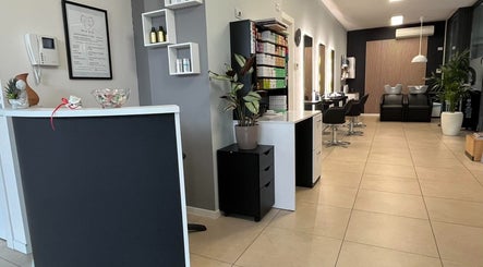 Interno moderno di EX Prestige Parrucchieri a Legnago, Veneto, IT, con posti a sedere stilizzati e ambiente pulito.