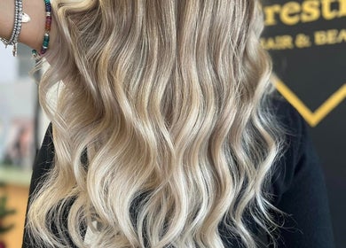 Onde bionde modellate a EX Prestige Parrucchieri, Legnago, Veneto, IT.