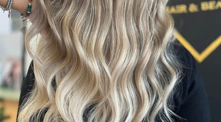 Onde bionde modellate a EX Prestige Parrucchieri, Legnago, Veneto, IT.