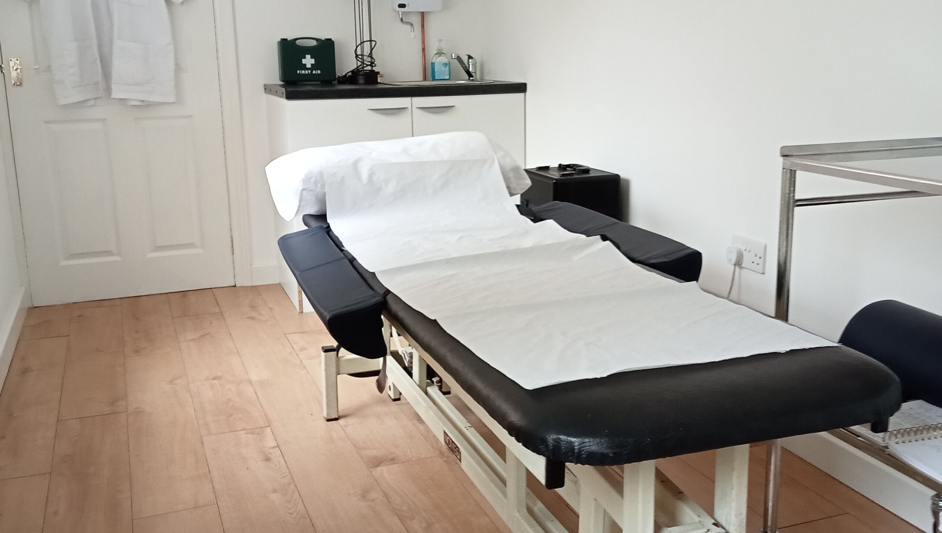 Calm treatment room at White Crane Acupuncture, Mansfield, GB, featuring a comfortable massage table.