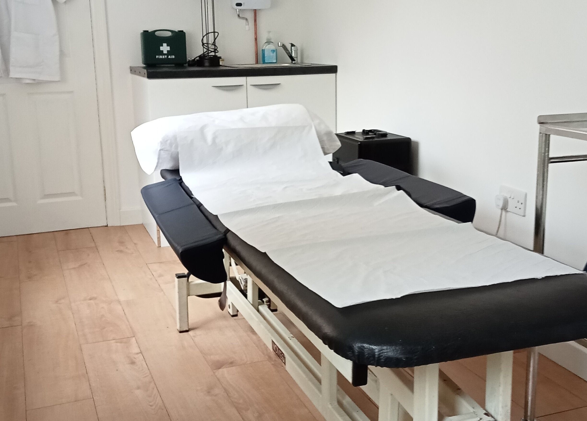 Calm treatment room at White Crane Acupuncture, Mansfield, GB, featuring a comfortable massage table.
