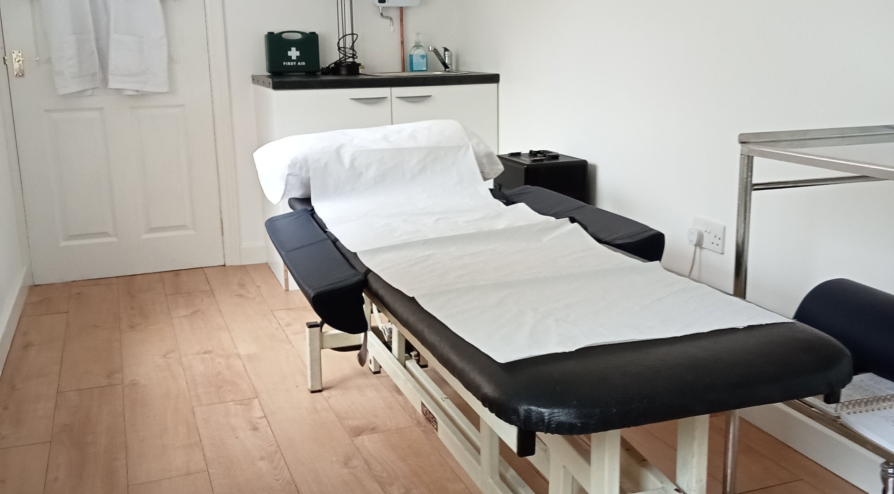 Calm treatment room at White Crane Acupuncture, Mansfield, GB, featuring a comfortable massage table.