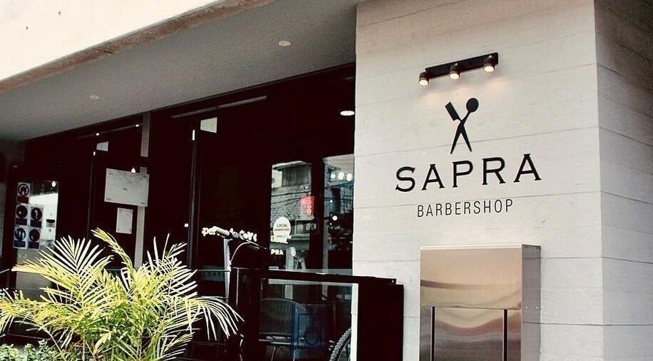 Entrada de Sapra Barbershop en Miraflores, Provincia De Lima, PE, con diseño moderno y acogedor.