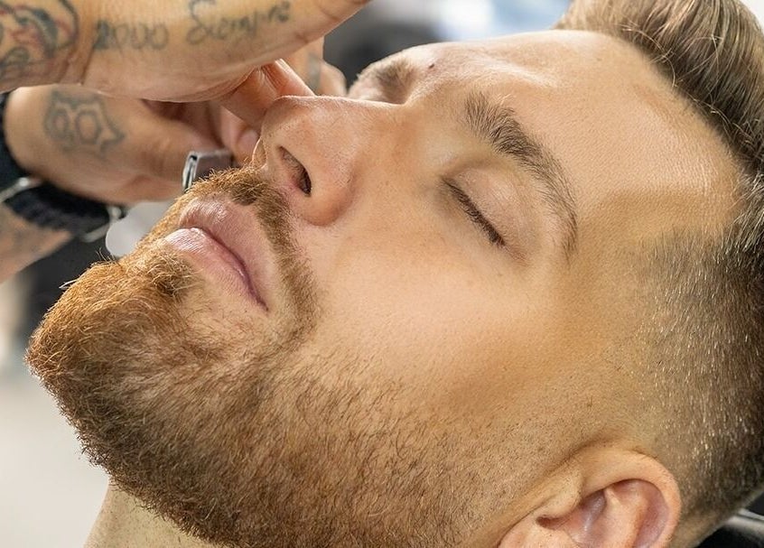 Cliente en Sapra Barbershop, Miraflores, Provincia De Lima, PE, recibe un corte preciso y estilizado.