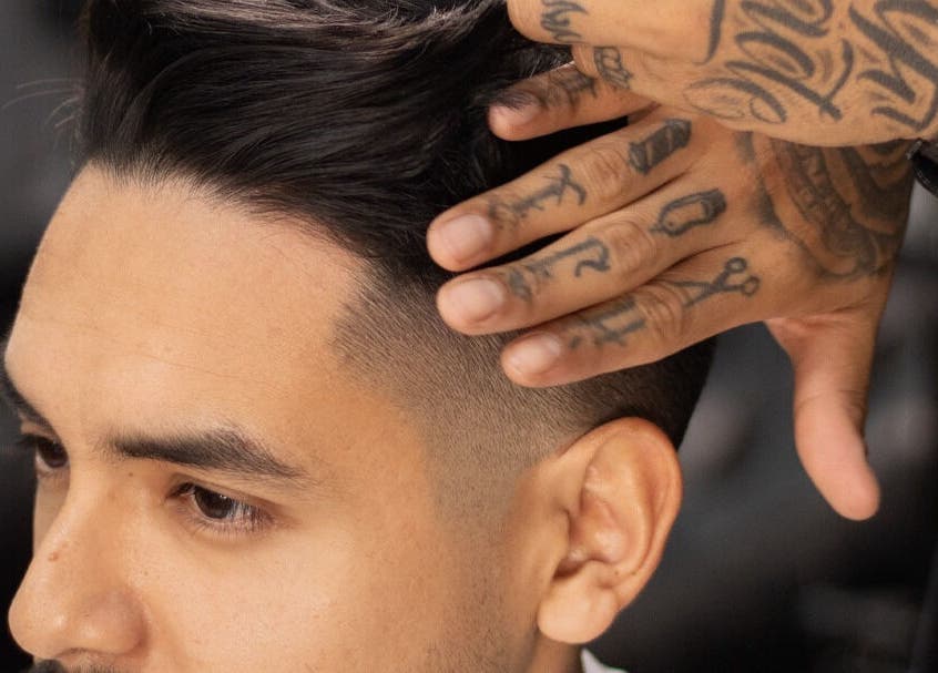 Barbero estilizando corte en Sapra Barbershop, Miraflores, Provincia De Lima, PE.