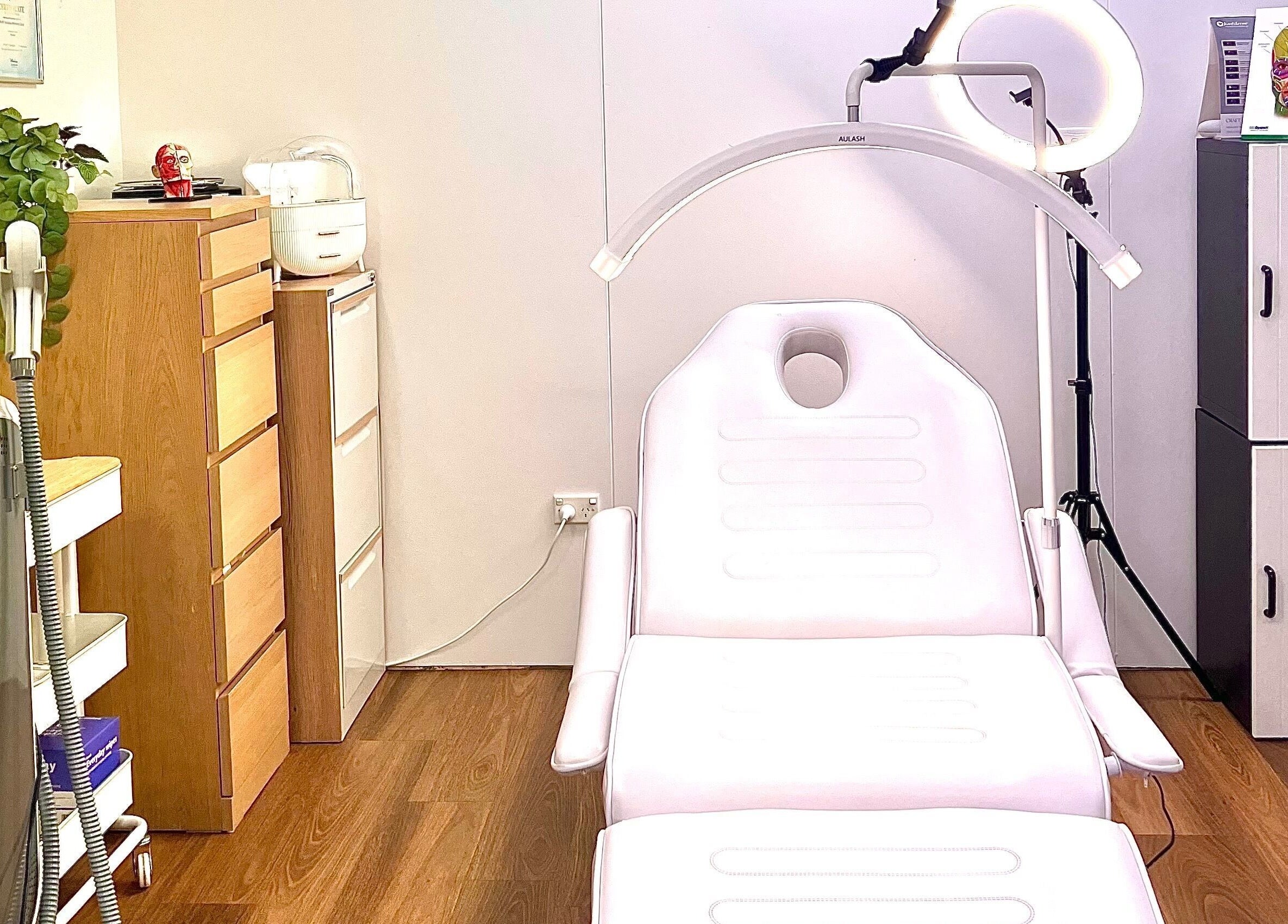Comfortable treatment room at VM Cosmetic Clinic, Orange, New South Wales, AU with modern spa chair.