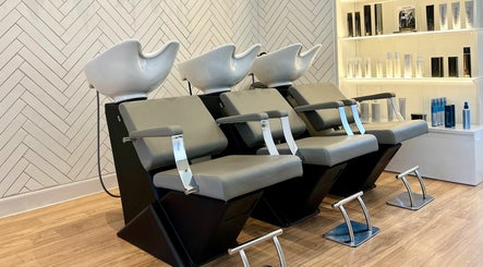 Calder & Calder Hairdressing billede 3