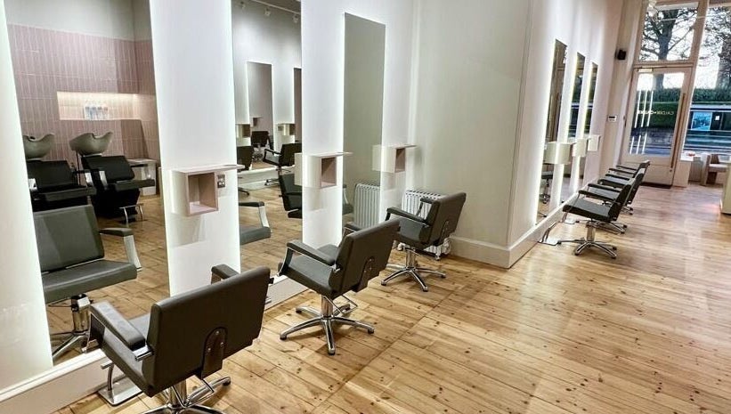 Calder & Calder Hairdressing imagem 1