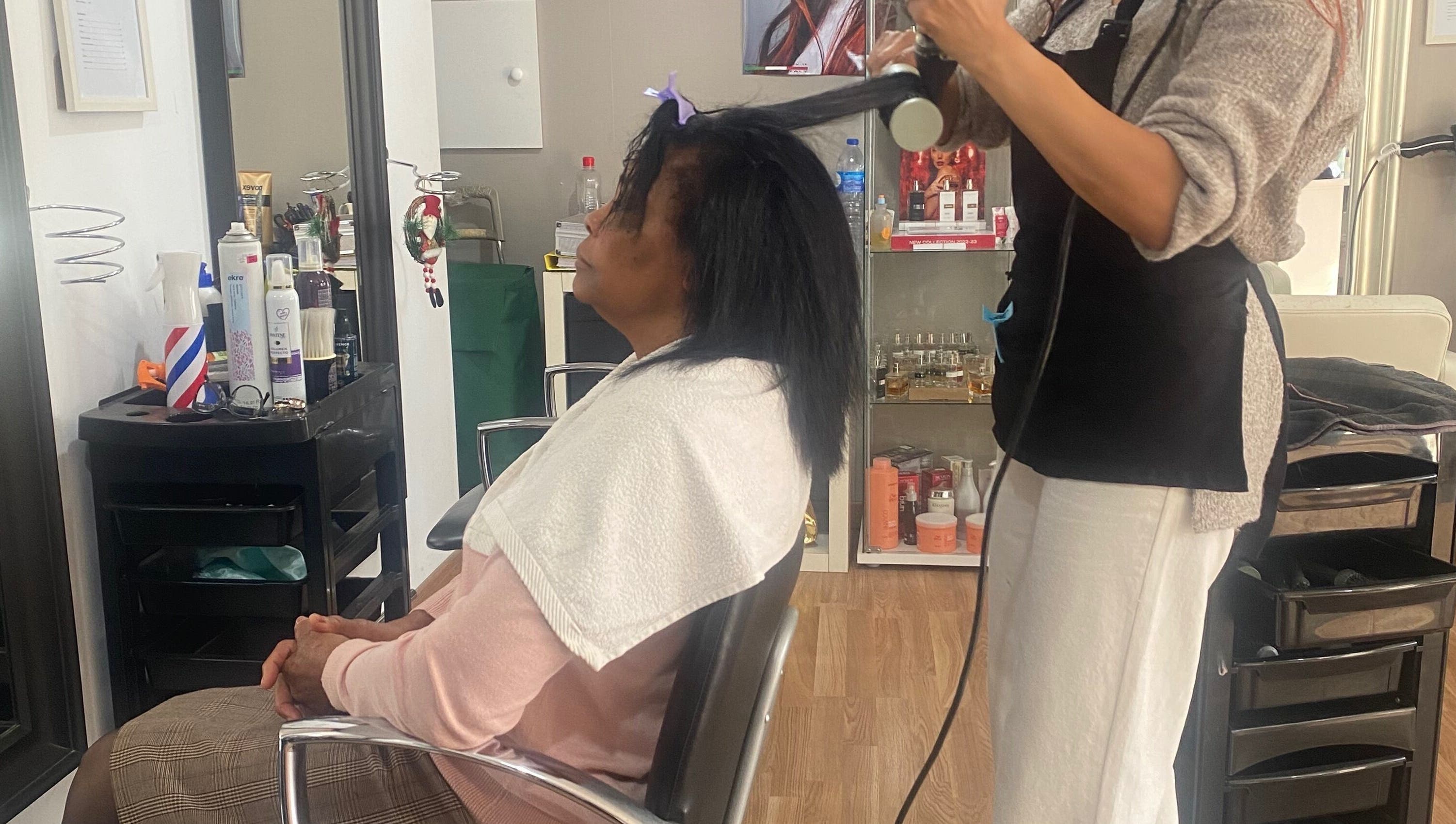 Cliente recebendo tratamento capilar em Carla Lacerda cabeleireiro, Amadora, Lisboa, PT.