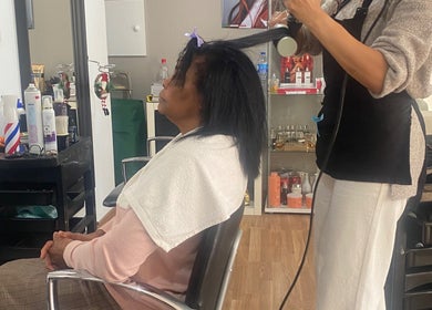 Cliente recebendo tratamento capilar em Carla Lacerda cabeleireiro, Amadora, Lisboa, PT.