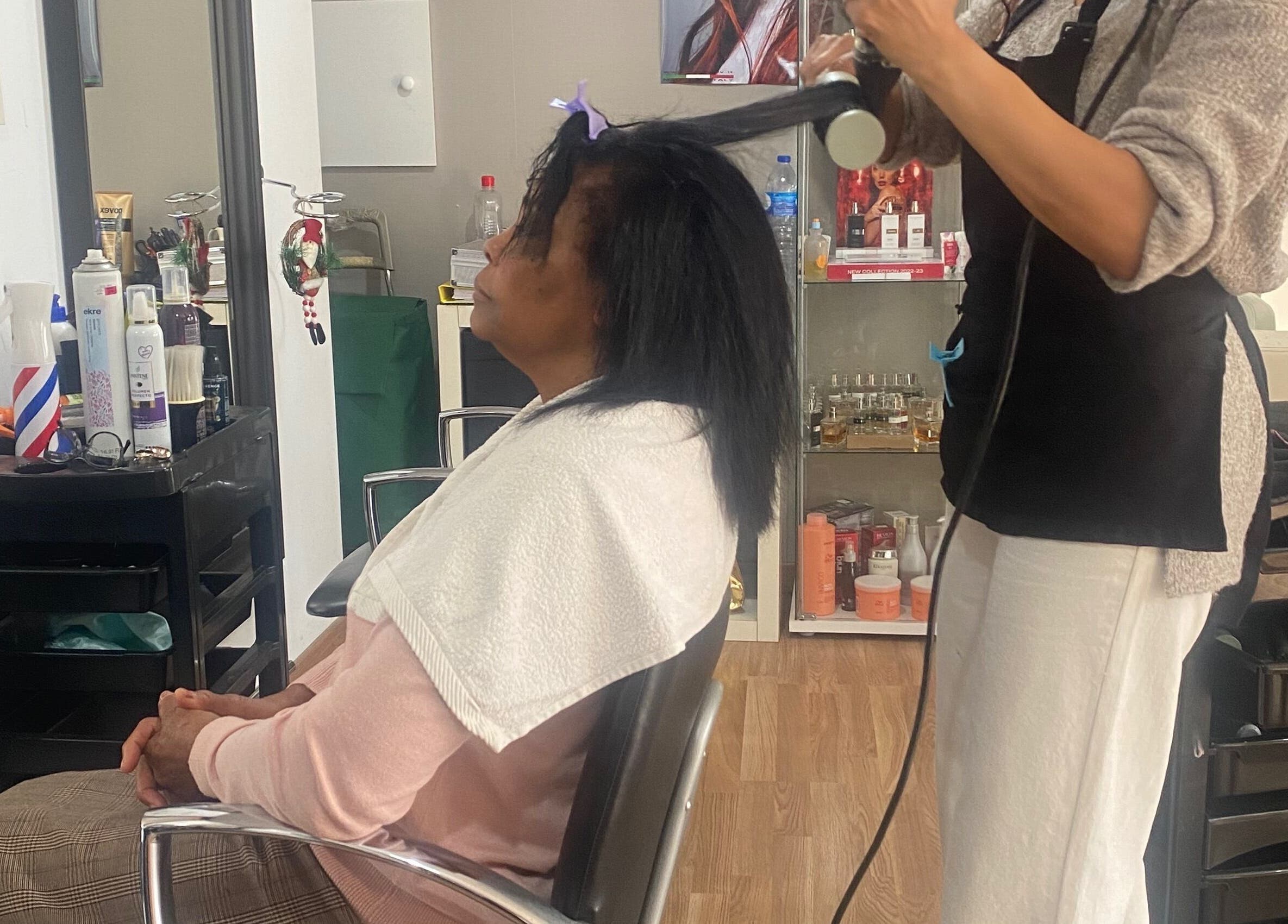 Cliente recebendo tratamento capilar em Carla Lacerda cabeleireiro, Amadora, Lisboa, PT.