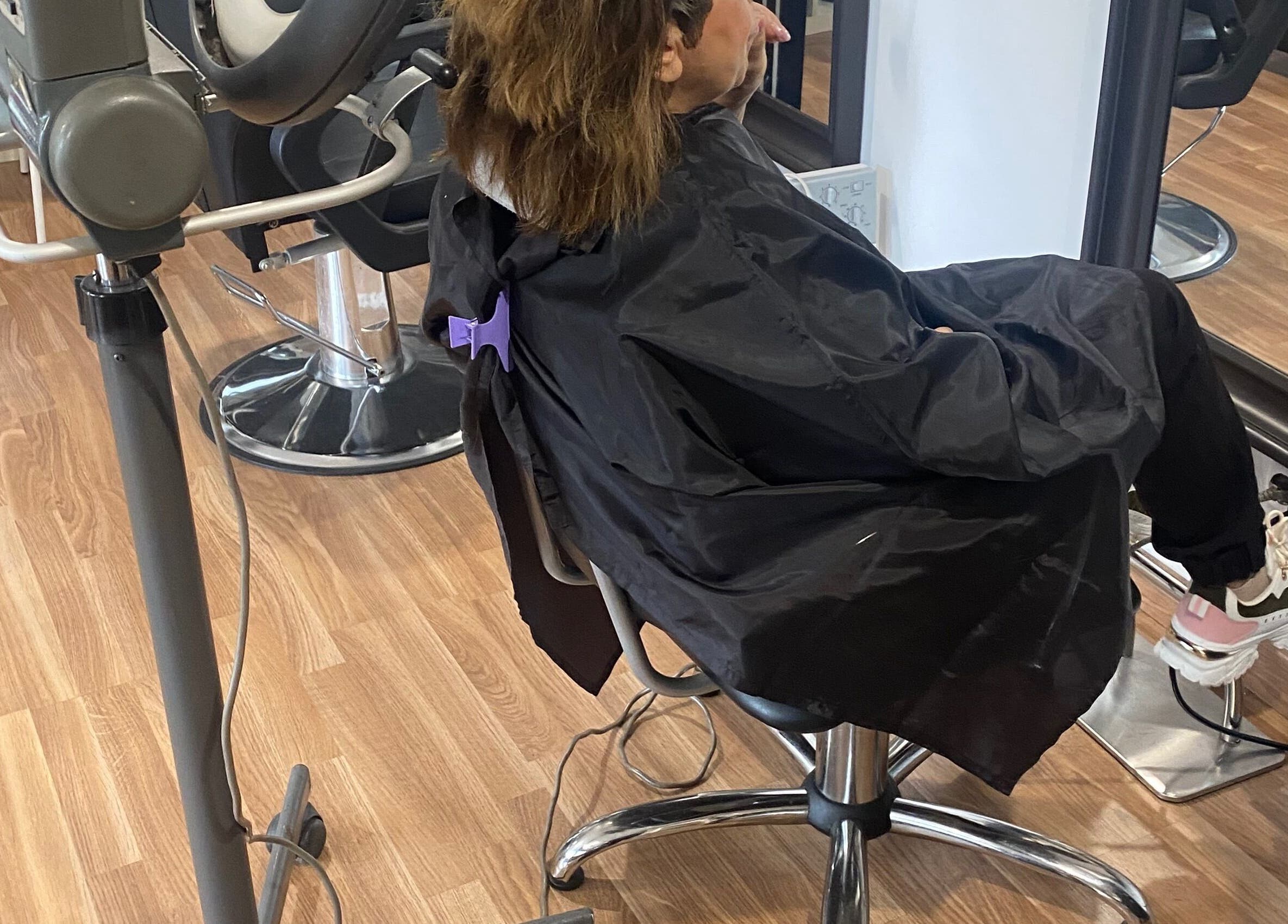 Cliente relaxa em Carla Lacerda cabeleireiro, Amadora, Lisboa, PT, pronta para novo penteado.
