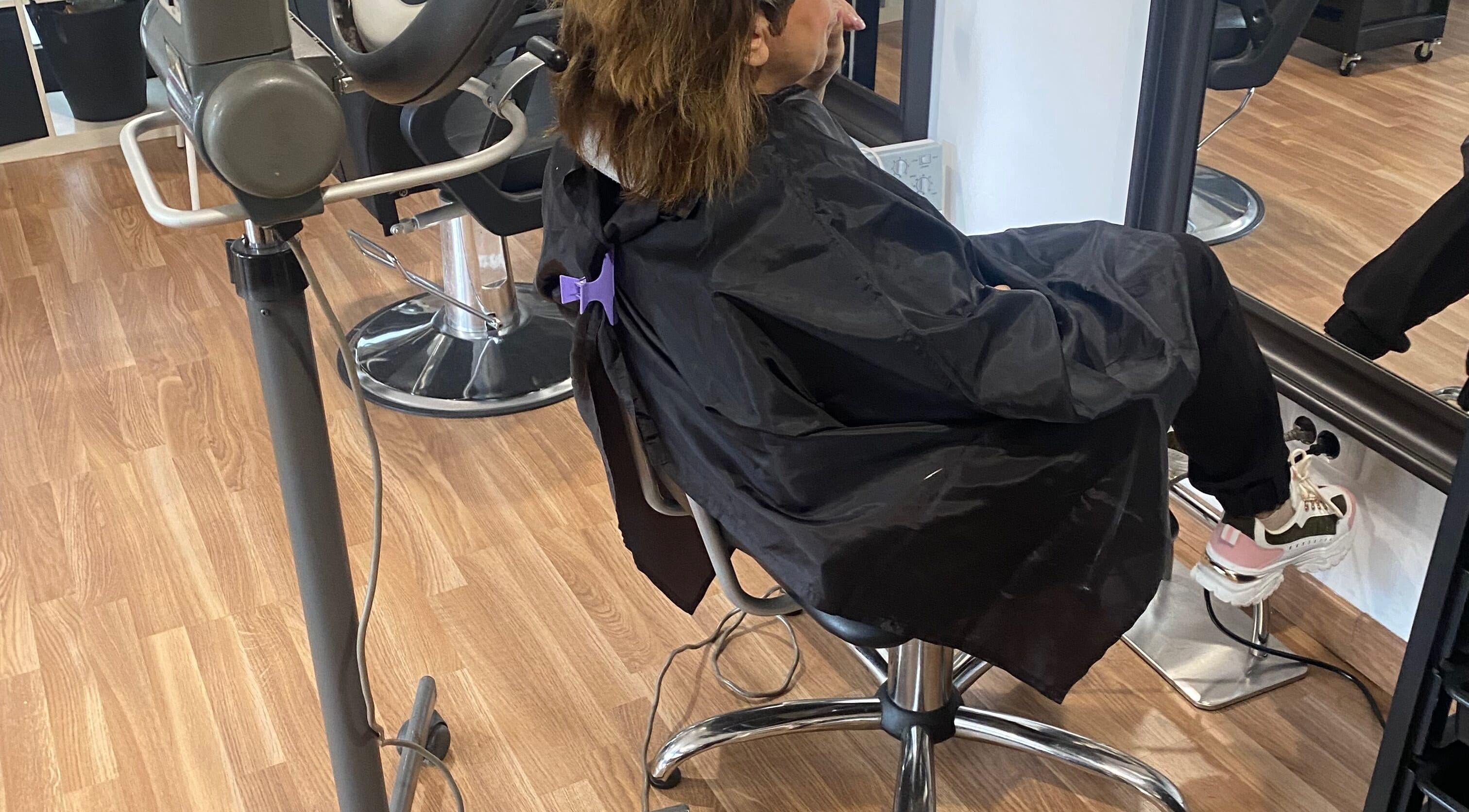 Cliente relaxa em Carla Lacerda cabeleireiro, Amadora, Lisboa, PT, pronta para novo penteado.