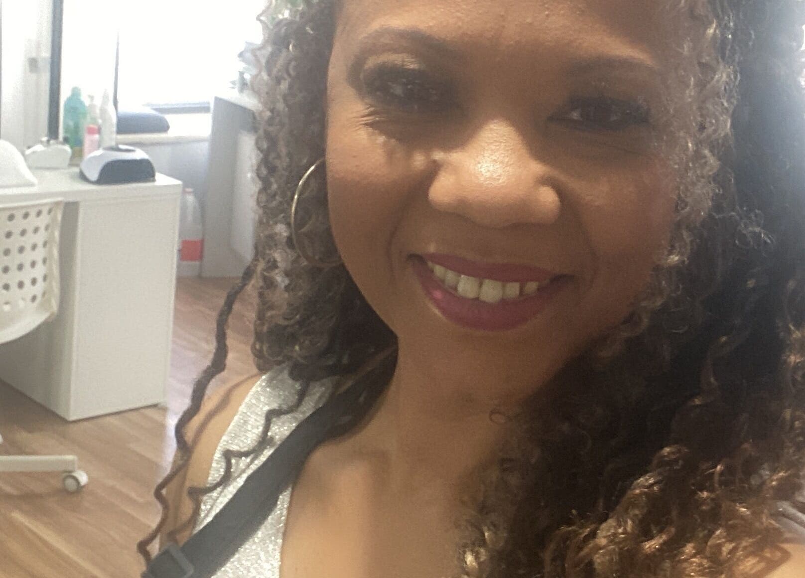 Profissional sorridente na Carla Lacerda cabeleireiro, Amadora, Lisboa, PT, oferecendo serviços de beleza.