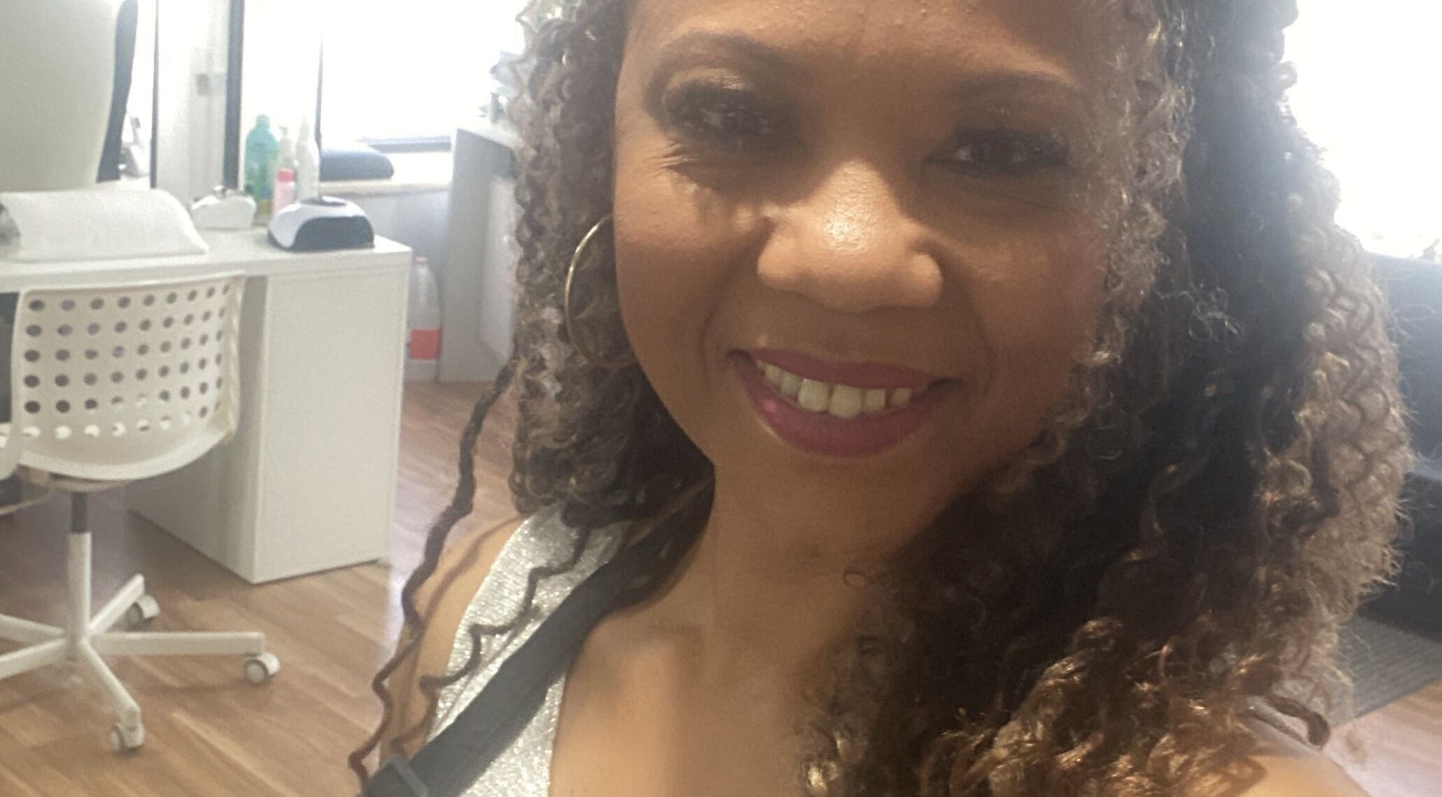 Profissional sorridente na Carla Lacerda cabeleireiro, Amadora, Lisboa, PT, oferecendo serviços de beleza.