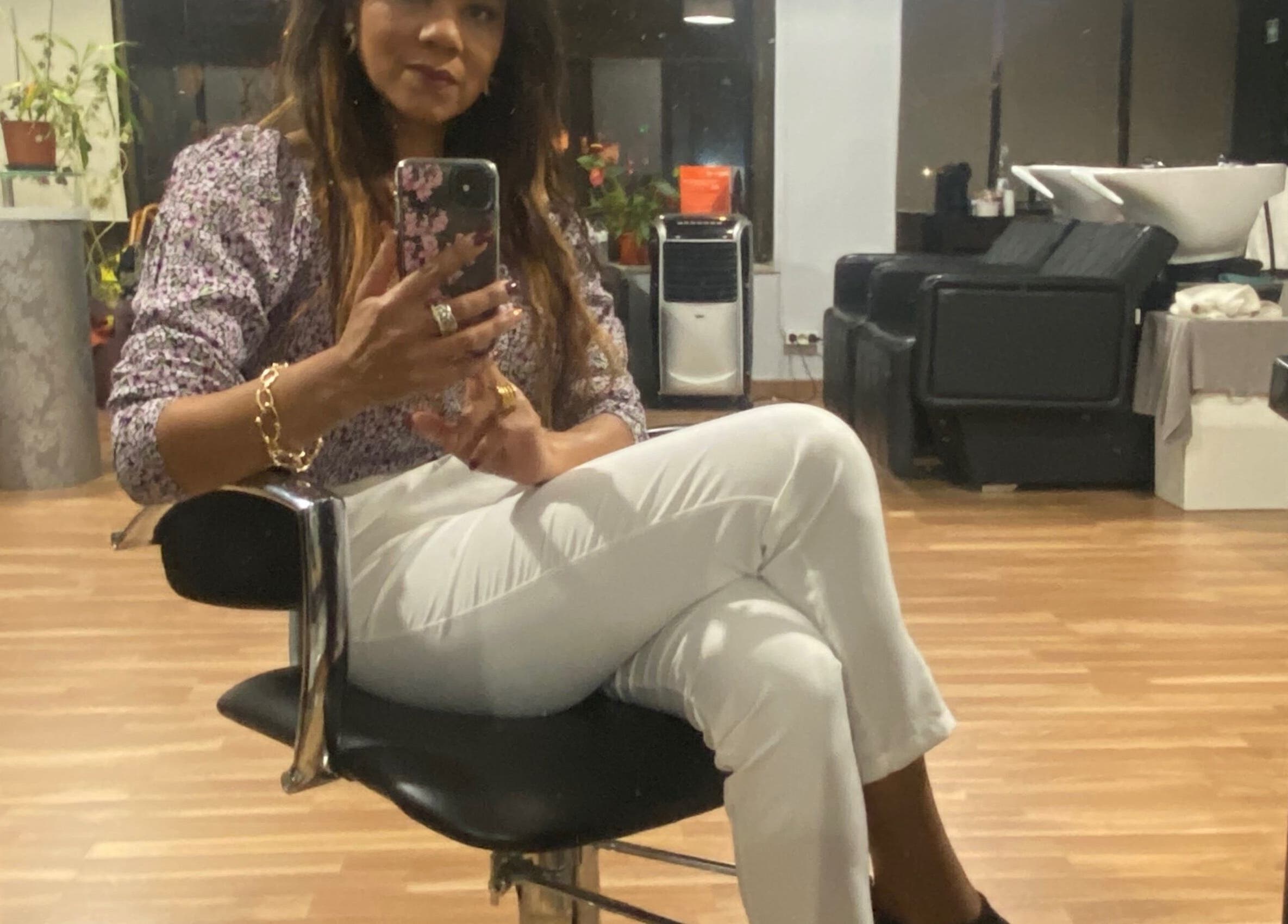 Cliente no espelho do Carla Lacerda cabeleireiro em Amadora, Lisboa, PT, refletindo ambiente sofisticado.