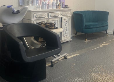 Área de espera elegante no Carla Lacerda Setúbal, Setúbal, PT, com sofá moderno e lavatório.