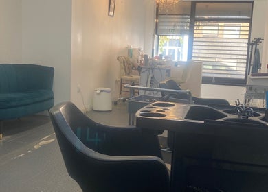 Salão Carla Lacerda Setúbal em Setúbal, PT com sofás confortáveis e design moderno.