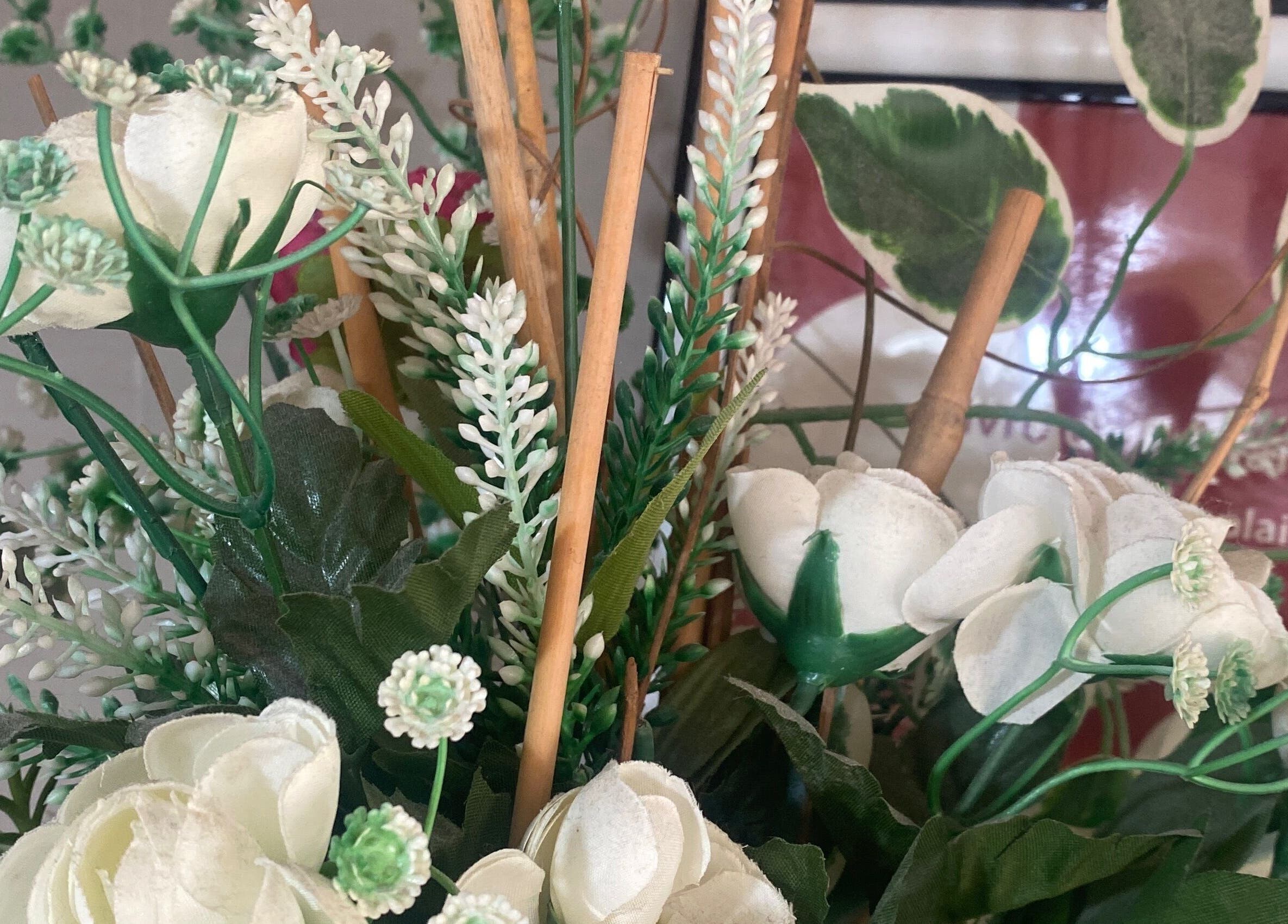 Arranjo de flores brancas na Carla Lacerda Setúbal, em Setúbal, Setúbal, PT.