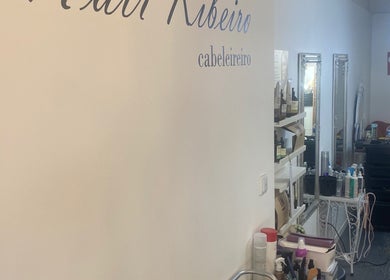 Interior de salão Carla Lacerda Setúbal com espelhos e produtos em Setúbal, Setúbal, PT.