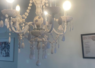 Candelabro decorativo no interior de Carla Lacerda Setúbal, Setúbal, PT, criando ambiente acolhedor.