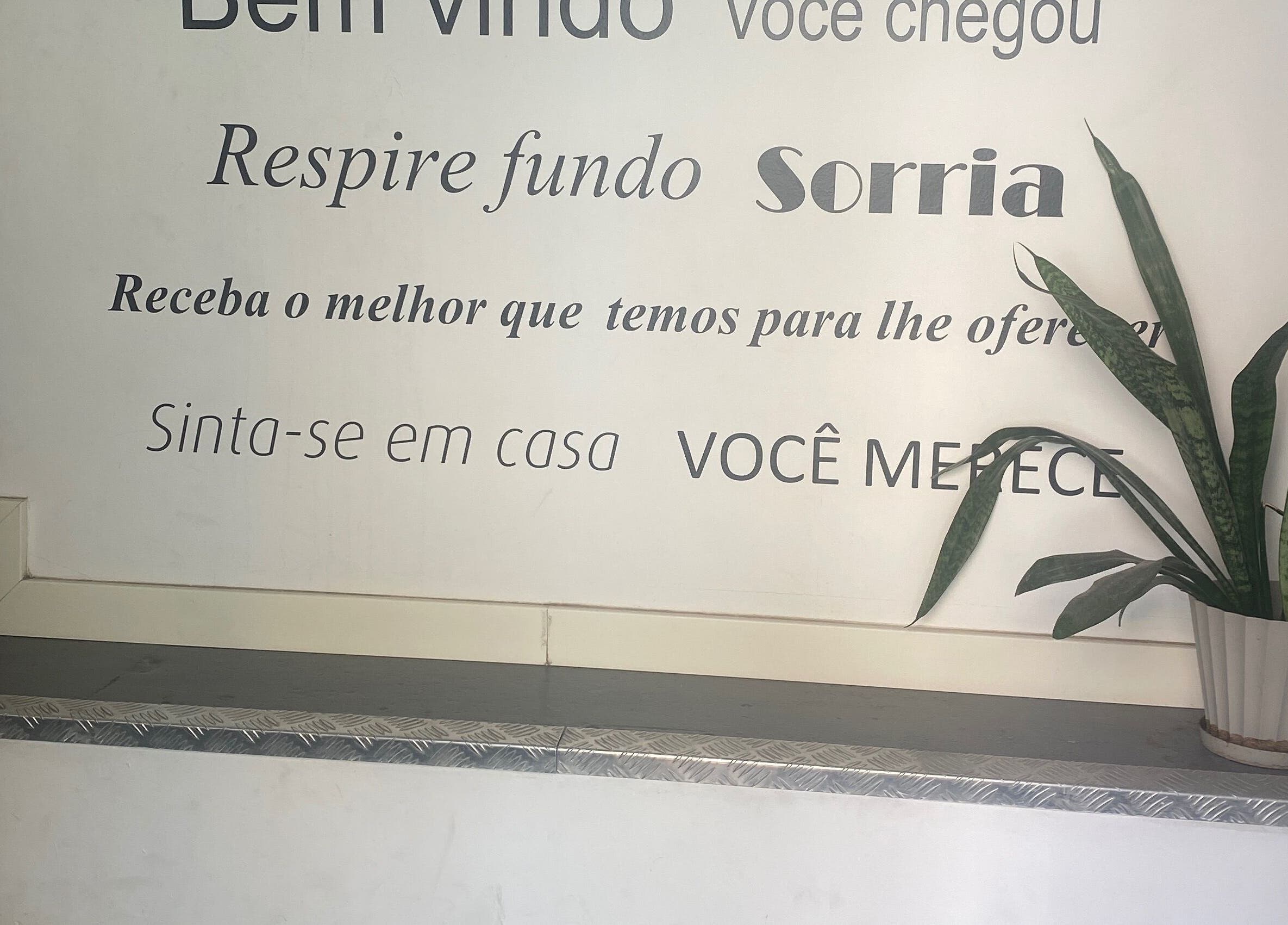 Placa de boas-vindas no Carla Lacerda Setúbal, Setúbal, PT, com planta decorativa ao lado.