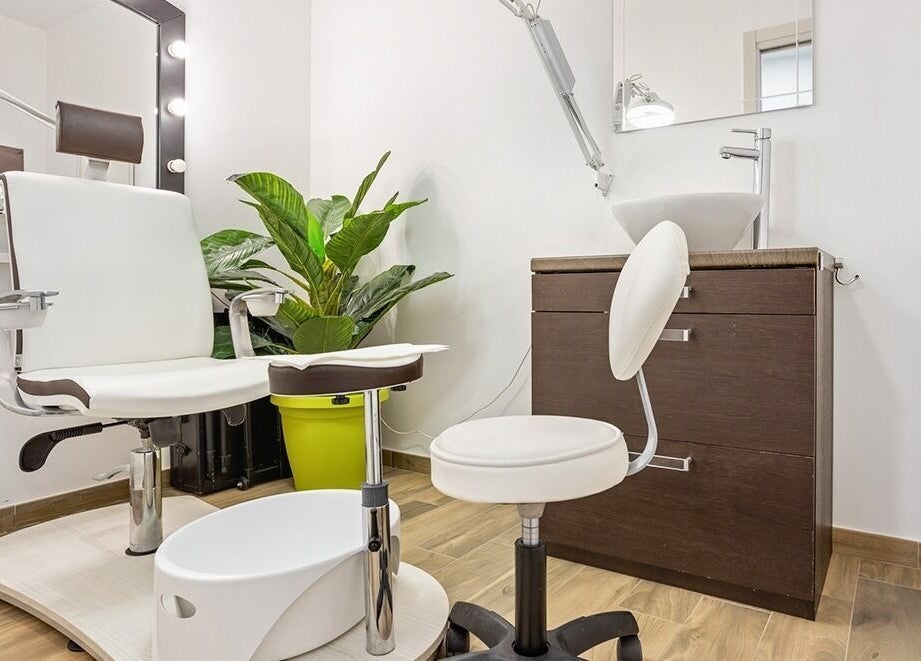 Sala del salone Laetitia Wellness a Casal Di Principe, Campania, IT, con arredamento moderno e confortevole.