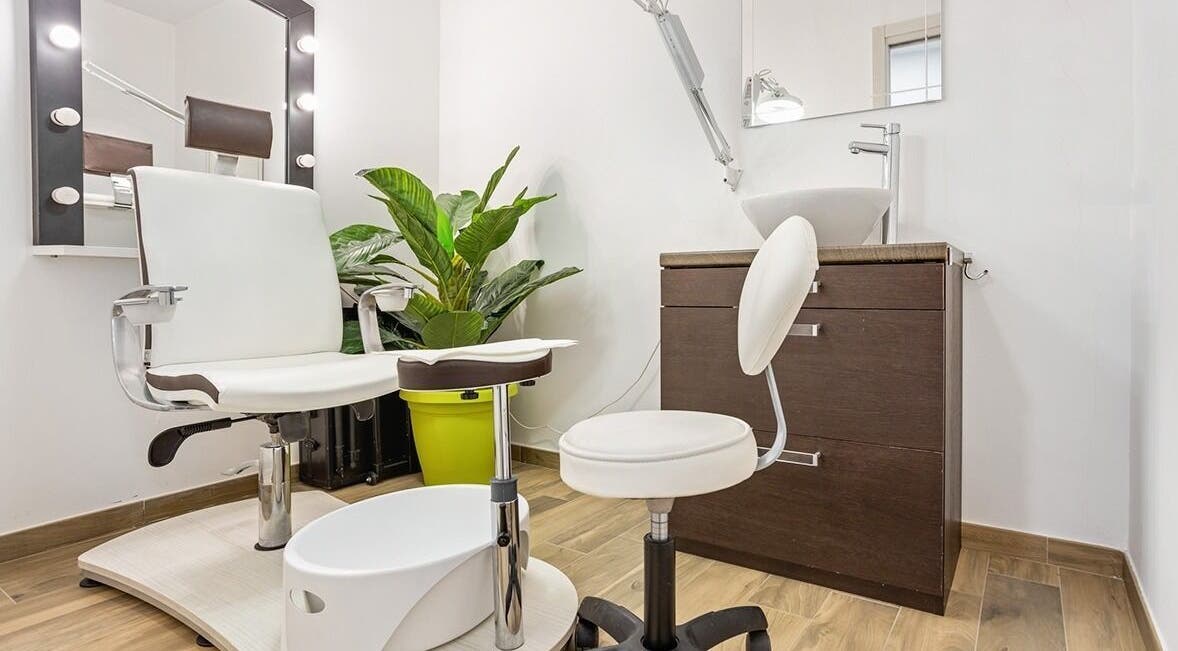 Sala del salone Laetitia Wellness a Casal Di Principe, Campania, IT, con arredamento moderno e confortevole.