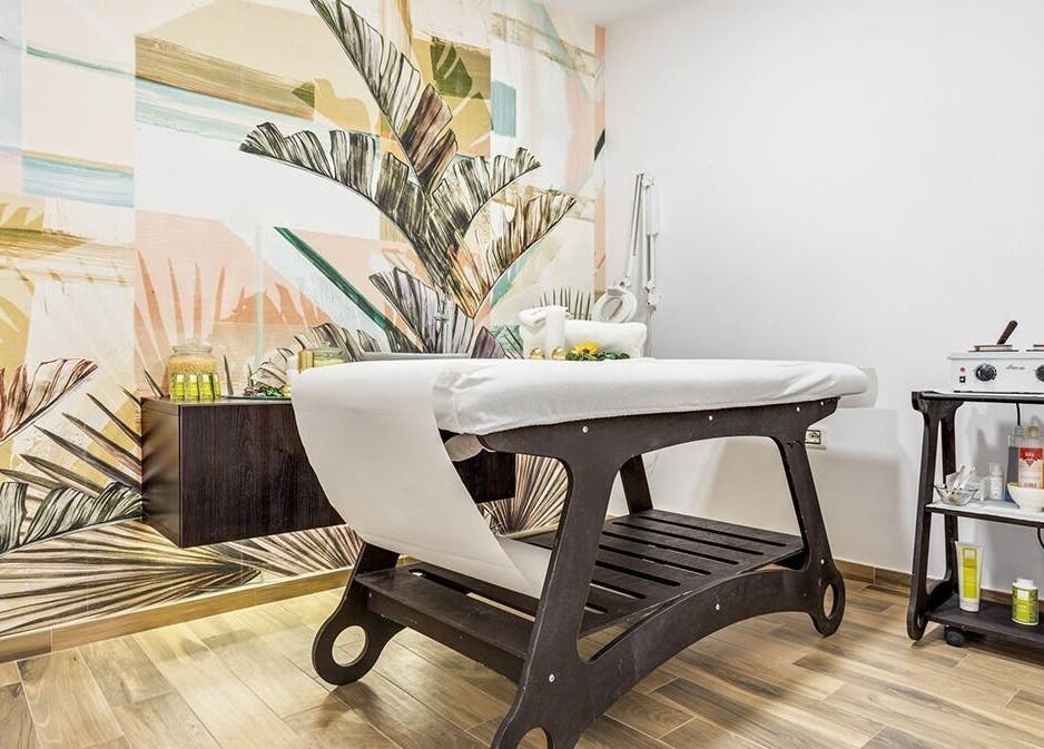 Sala benessere elegante a Laetitia Wellness, Casal Di Principe, Campania, IT con massaggi e decorazioni naturali.