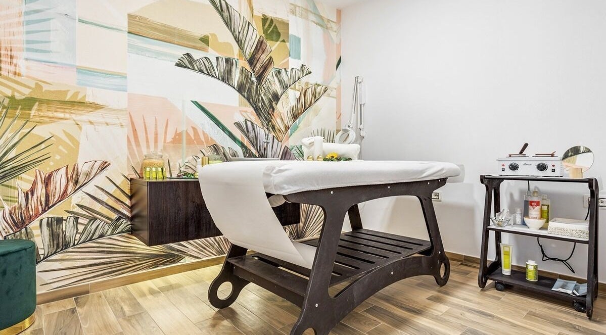 Sala benessere elegante a Laetitia Wellness, Casal Di Principe, Campania, IT con massaggi e decorazioni naturali.