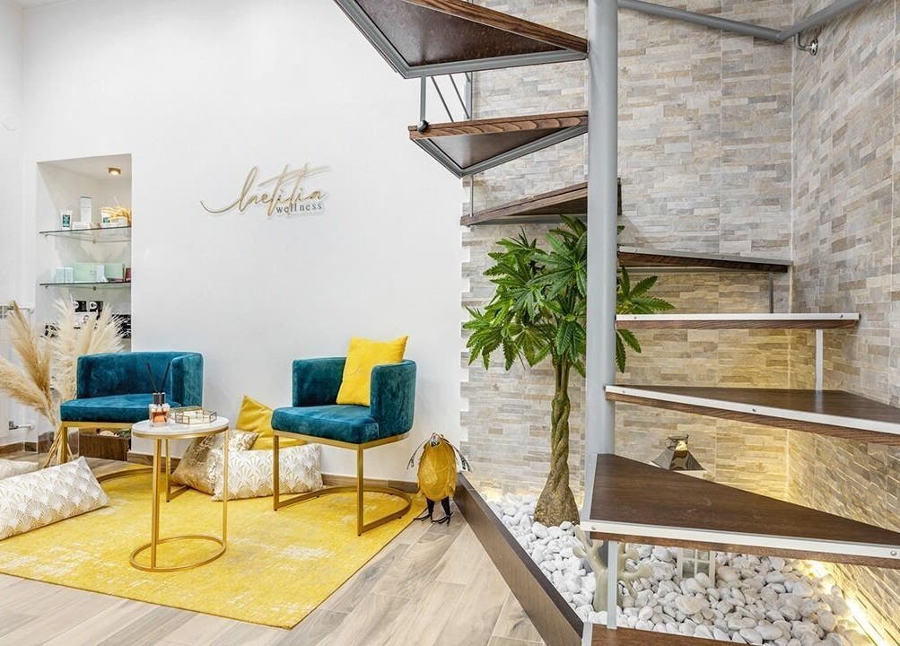 Interno elegante di Laetitia Wellness, Casal Di Principe, Campania, IT con scale moderne e sedute avvolgenti.