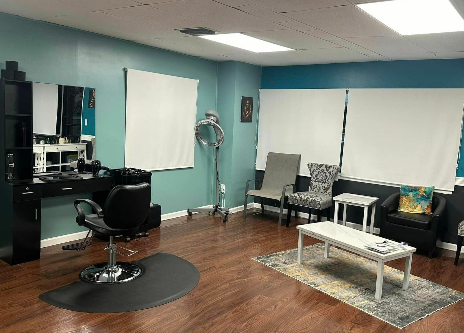 Modern interior of Glitteratti Salón Florida in Ormond Beach, Florida, US with stylish decor and seating.