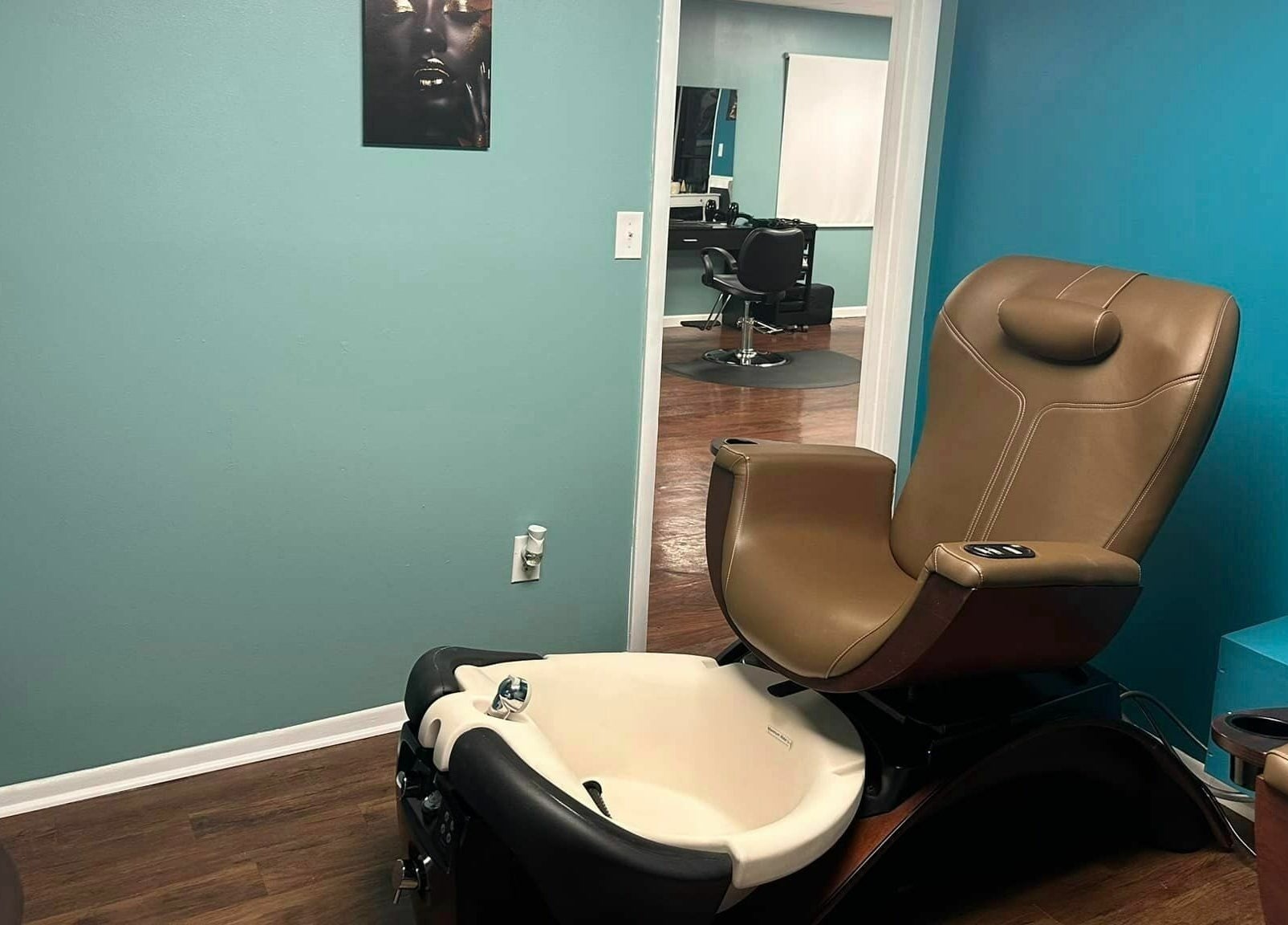 Luxurious salon chair at Glitteratti Salón Florida, Ormond Beach, Florida, US. Perfect for relaxing beauty treatments.