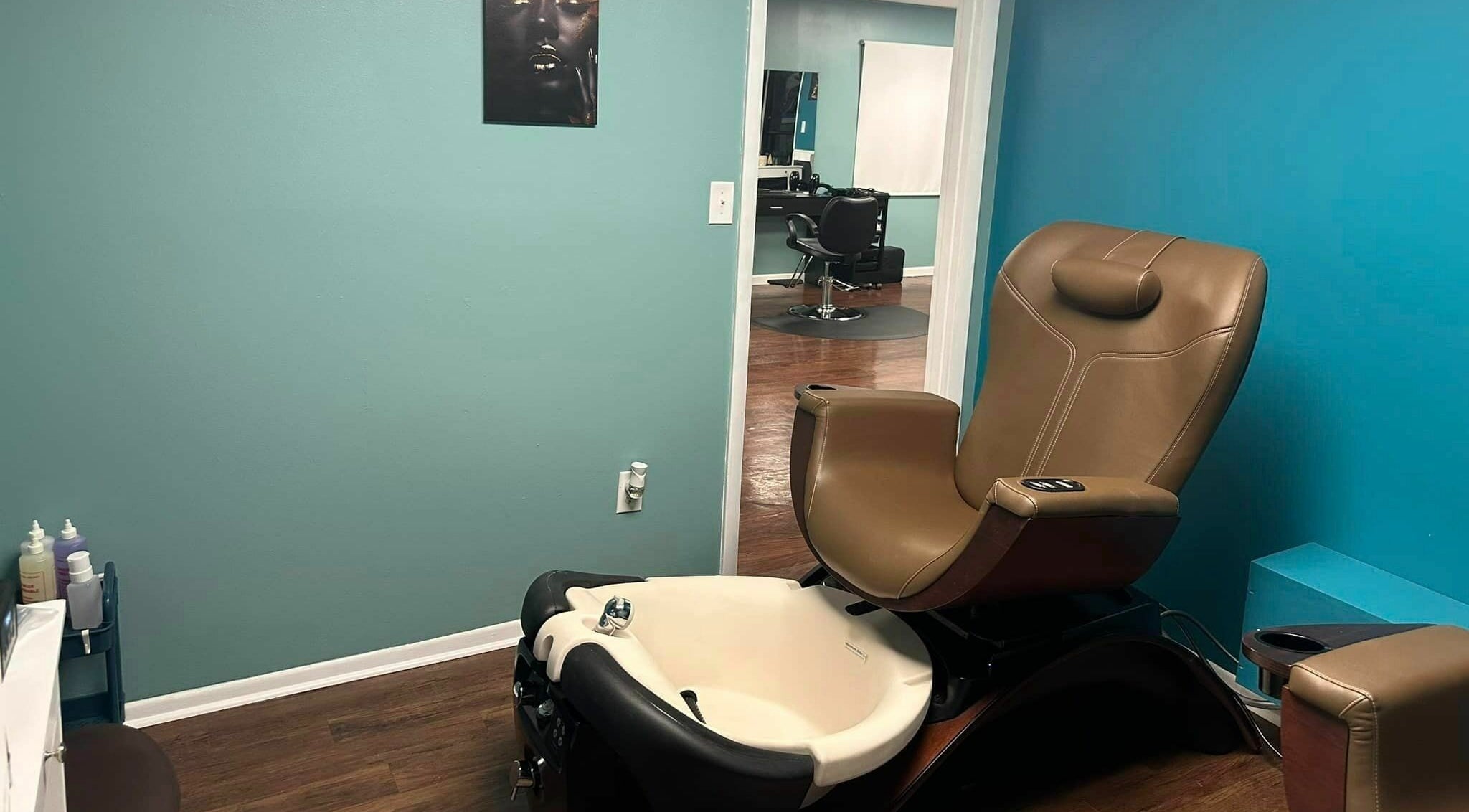 Luxurious salon chair at Glitteratti Salón Florida, Ormond Beach, Florida, US. Perfect for relaxing beauty treatments.