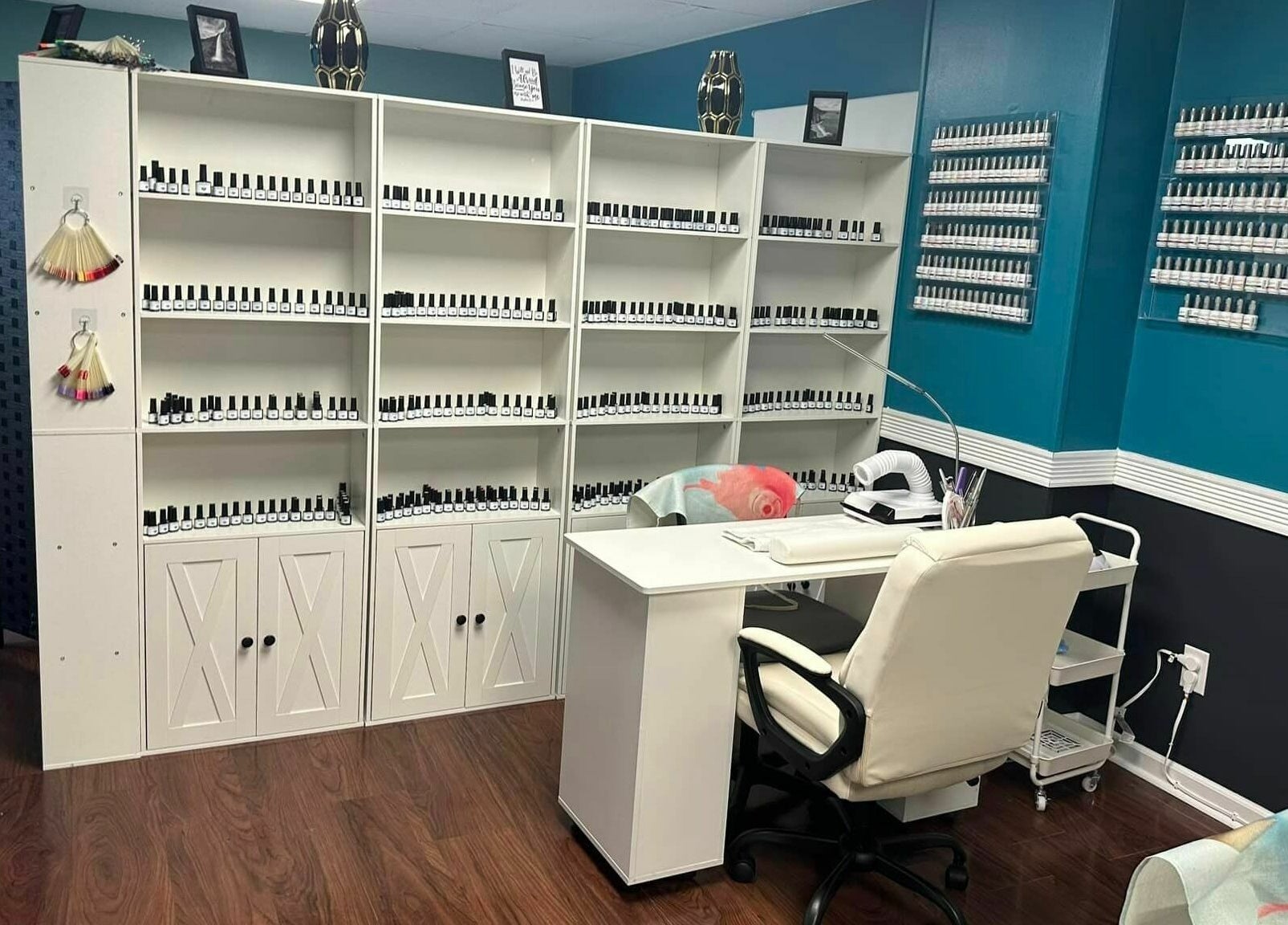 Nail polish display and manicure station at Glitteratti Salón Florida, Ormond Beach, Florida, US.