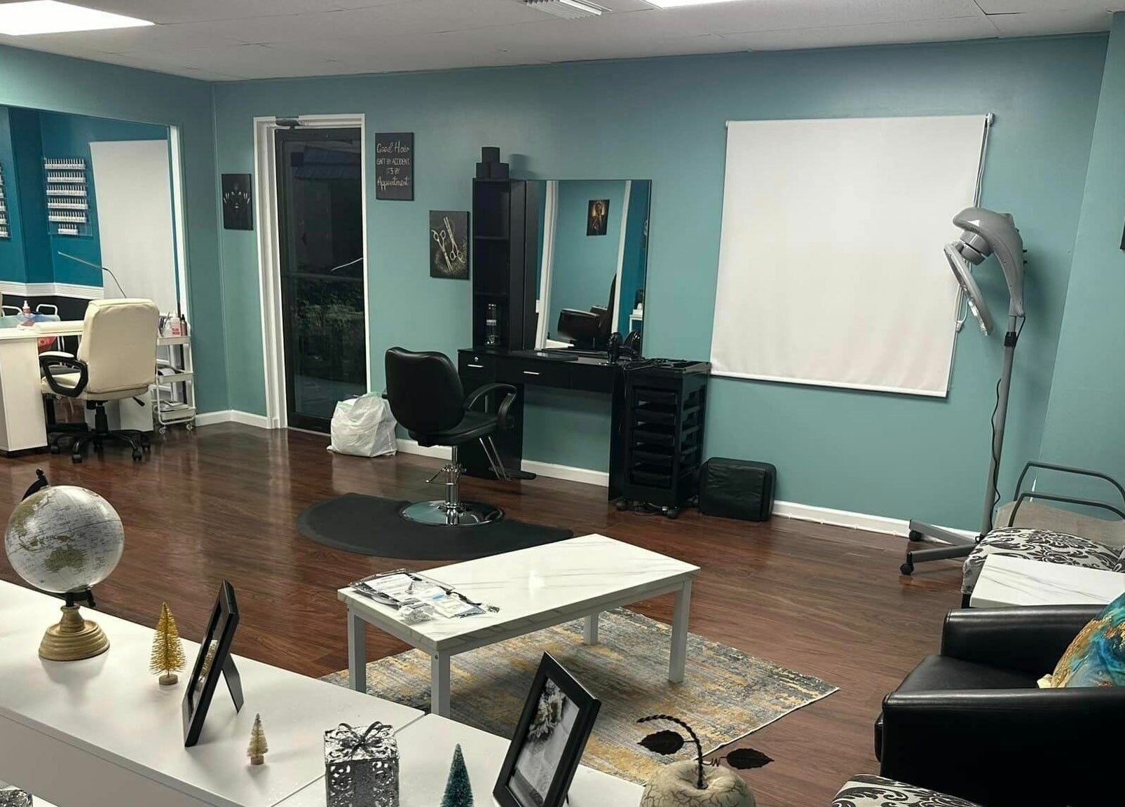 Interior of Glitteratti Salón Florida in Ormond Beach, Florida, US featuring modern workstations and elegant decor.